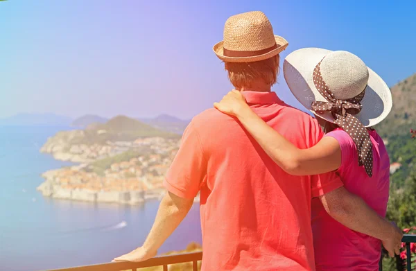 Happy couple on summer vacation in Europe — Stock Photo, Image