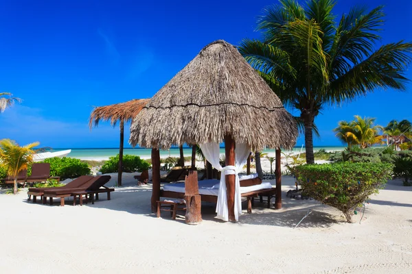 Tropical pavillion on the beach of Carribean sea — Stock Photo, Image