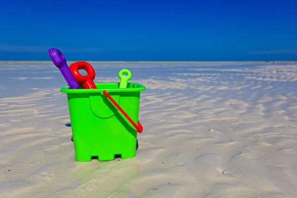 Giocattoli per bambini sulla spiaggia di sabbia bianca — Foto Stock