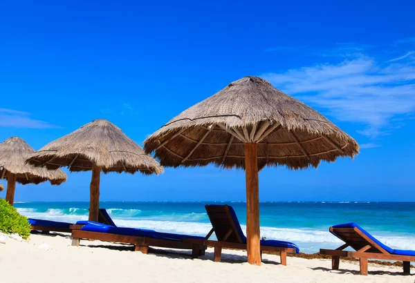 Beach chairs on exotic tropical sand beach — Stock Photo, Image