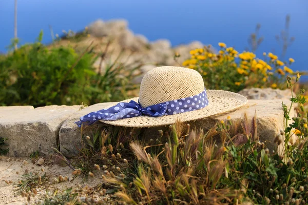 Шляпа на живописных горах, летние каникулы — стоковое фото