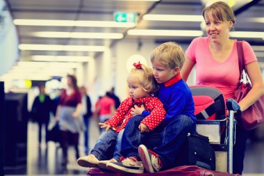 iki çocuk seyahat havaalanında annesiyle