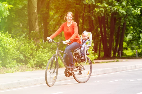 Mutter und kleine Tochter im Sommer auf dem Fahrrad — Stockfoto