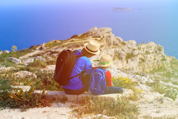 Pai e filho viajam nas montanhas — Fotografia de Stock