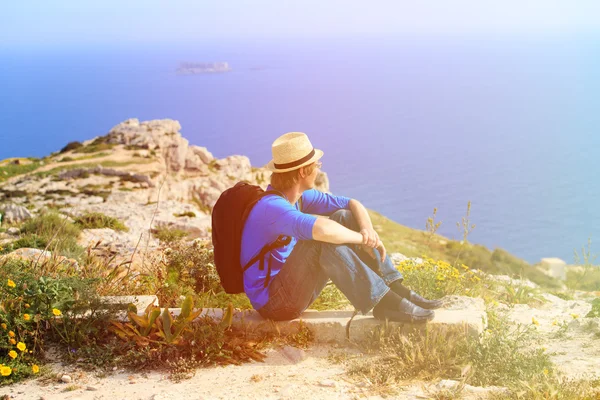 Jeune randonnée touristique dans les montagnes pittoresques — Photo