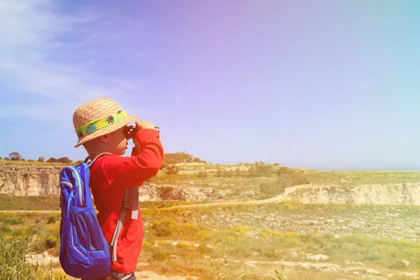 Menino com binóculos caminhadas nas montanhas — Fotografia de Stock