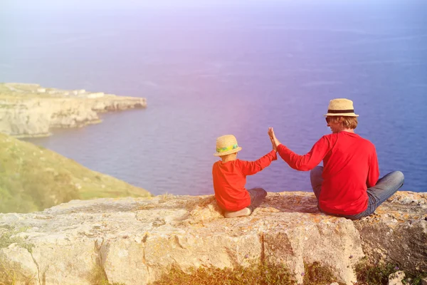 Feliz padre e hijo senderismo en las montañas — Foto de Stock