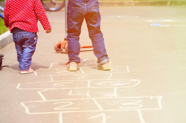 açık havada oyun parkında Seksek oynayan çocuklar