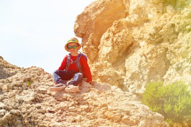 küçük çocuk dağlarda tırmanma