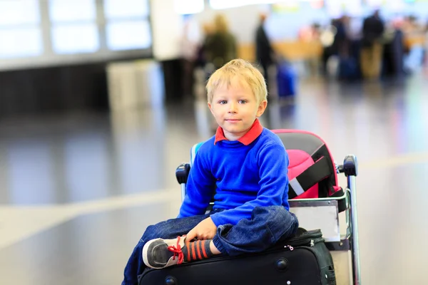 Liten pojke väntar på flygplatsen — Stockfoto