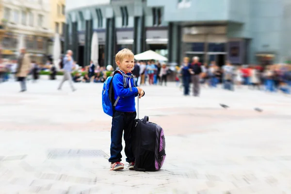 Glad liten pojke resa i Europa — Stockfoto