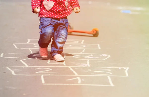 สาวน้อยเล่นฮ็อปสก็อตช์บนถนน — ภาพถ่ายสต็อก