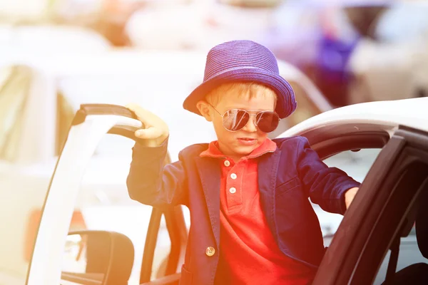 Liten pojke resa med bil i staden — Stockfoto