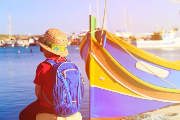Μικρό αγόρι κοιτάζοντας παραδοσιακά σκάφη στη Μάλτα — Φωτογραφία Αρχείου