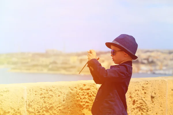 Menino inteligente tirando fotos enquanto viaja na Europa — Fotografia de Stock