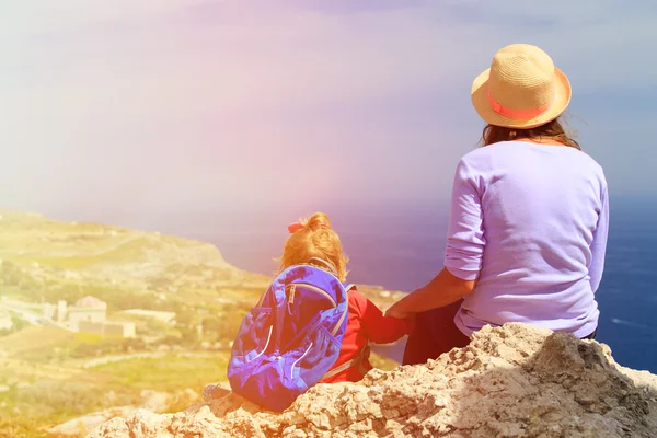 Mère et petite fille voyagent en montagne — Photo