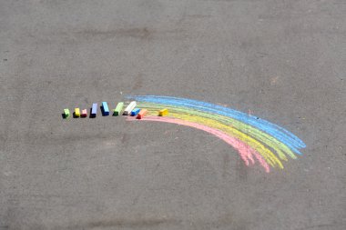 gökkuşağı ve tebeşirler çizim Childs'ın bir sokakta