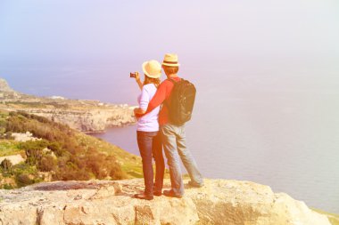 Genç çift fotoğraf yapma dağlarda hiking