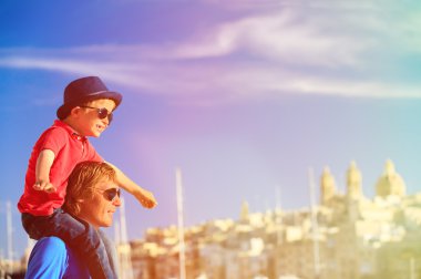 Baba ve oğul Malta rıhtımda oynarken