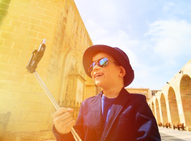 küçük çocuk selfie sopa fotoğrafını Avrupa, Malta'nın seyahat ederken