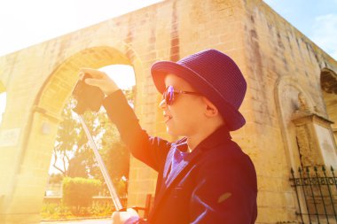 küçük çocuk selfie sopa fotoğrafını Avrupa, Malta'nın seyahat ederken