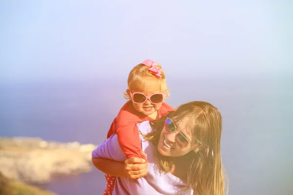 Mutter und glückliche kleine Tochter spielen am Himmel — Stockfoto