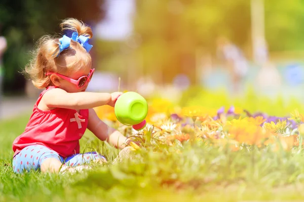 Gadis kecil menyiram bunga di musim panas — Stok Foto