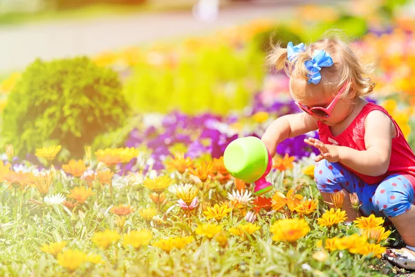Menina regando flores no verão — Fotografia de Stock