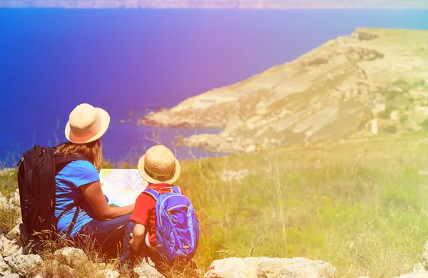Mother and son looking at map in mountains — Stock Photo, Image