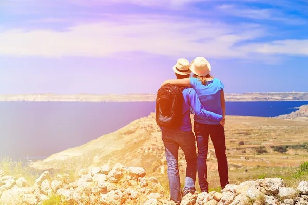 Young couple hiking in mountains looking at scenic view — Stock Photo, Image