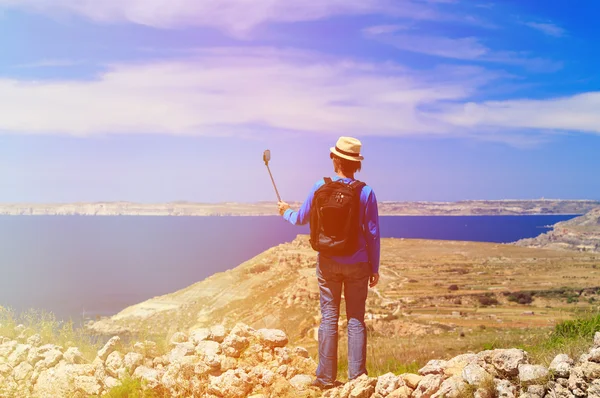 Touriste faisant selfie photo avec bâton sur les montagnes Voyage — Photo