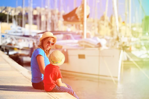 Mãe e filho sentados no porto de verão — Fotografia de Stock
