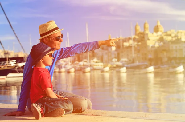 Pai e filho olhando para Valetta, Malta — Fotografia de Stock