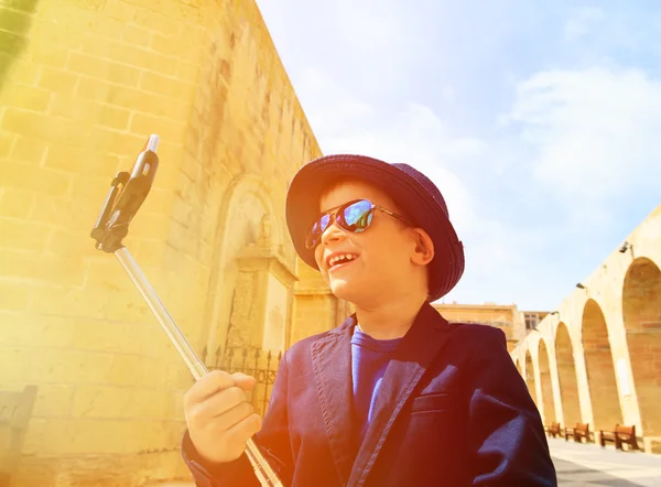 Menino tomando foto vara selfie enquanto viaja na Europa, Malta — Fotografia de Stock