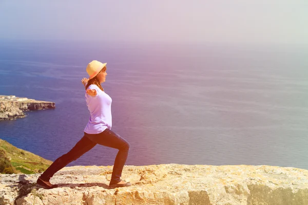 Femme pratiquant le yoga dans les montagnes pittoresques — Photo