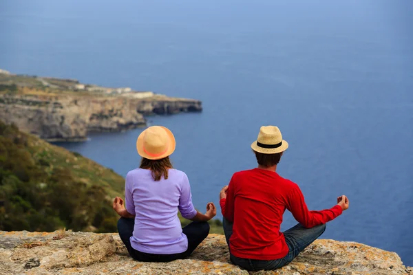 Pareja practicando yoga en pintorescas montañas de verano —  Fotos de Stock