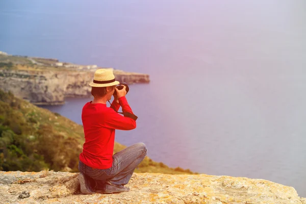 Touristin macht Foto von malerischer Aussicht während der Reise — Stockfoto