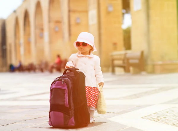 Pieni nainen matkustaa Euroopan kaupungissa — kuvapankkivalokuva