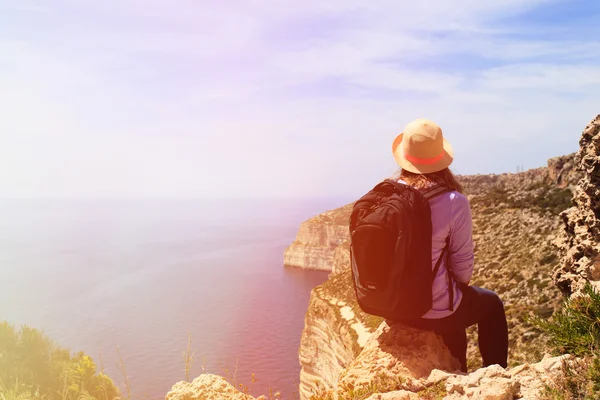 Jeune femme voyage dans les montagnes d'été — Photo