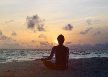 Sunset beach adlı meditasyon adam silüeti