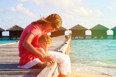 Anne ve kızı kabukları üzerinde tatil tropikal toplama