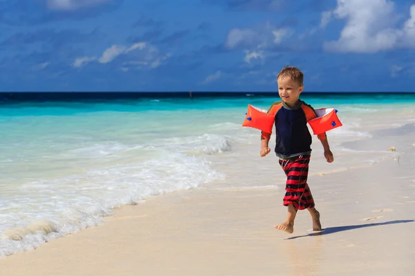 Mały chłopiec biegną na piaszczystej plaży — Zdjęcie stockowe