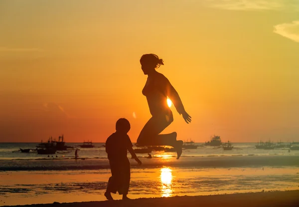 Famiy jumping ao pôr do sol — Fotografia de Stock