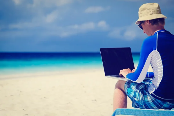 Man med laptop på strandsemester — Stockfoto
