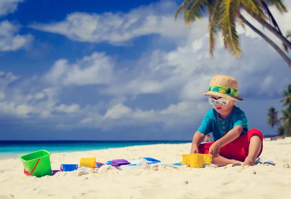 Маленький мальчик играет на песчаном пляже — стоковое фото