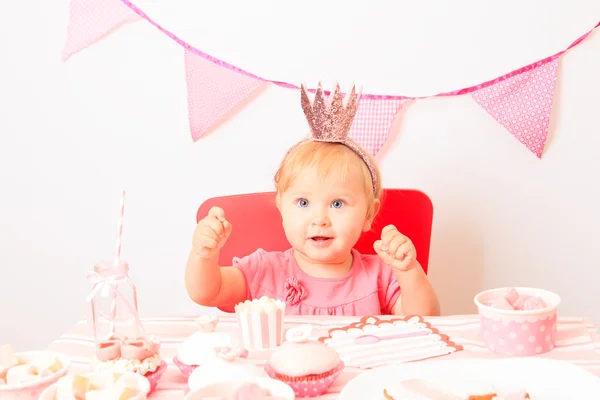 Pequena princesa feliz na festa da menina — Fotografia de Stock