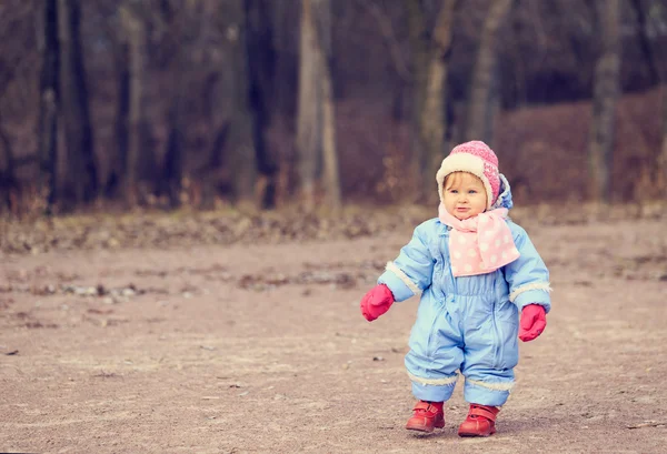 Little girl making first steps in  park — Stock Photo, Image