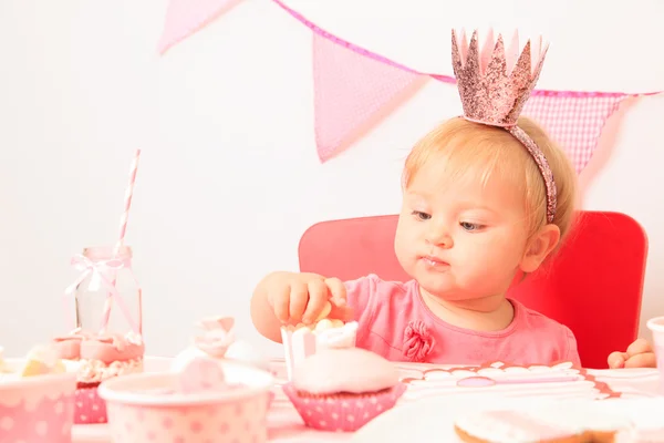 Heureuse petite princesse à la fête des filles — Photo