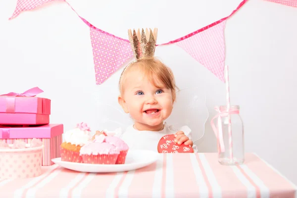 Pequena princesa feliz na festa da menina — Fotografia de Stock