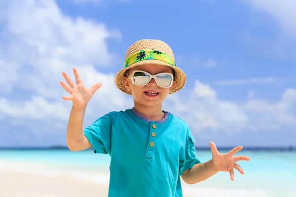 Маленький хлопчик розважається на пляжі — стокове фото